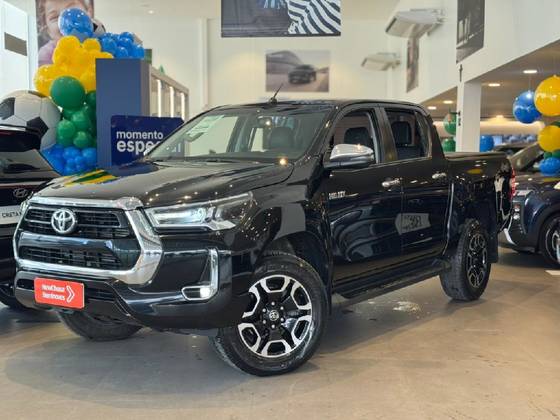 TOYOTA HILUX 2.8 D-4D TURBO DIESEL CD SRV 4X4 AUTOMÁTICO TOYOTA HILUX 2.8 D-4D TURBO DIESEL CD SRV 4X4 AUTOMÁTICO